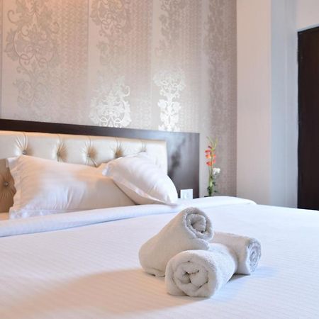 Hotel Flora Inn Gurgaon Exterior photo